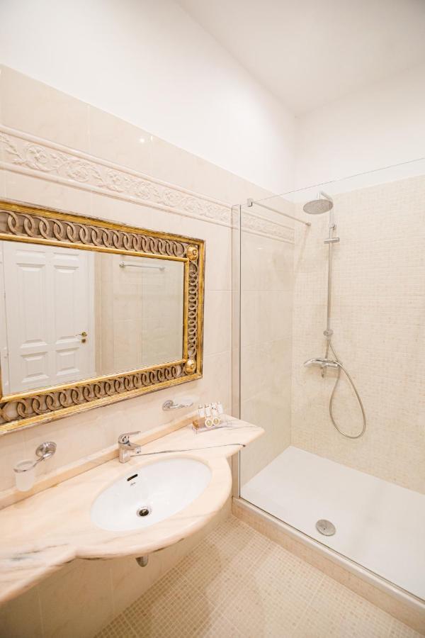 פאטרה Palaiologos Luxury City Hotel מראה חיצוני תמונה